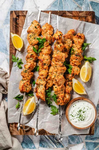 Brochetas de pollo al horno jugosas (¡en 25 minutos!)