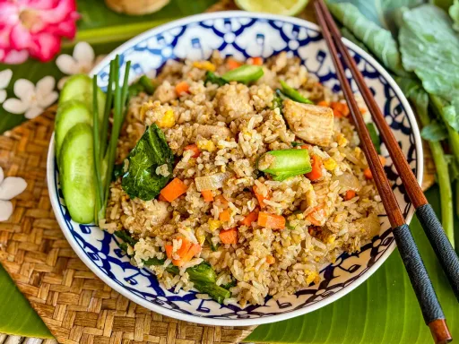 Receta de arroz frito tailandés con pollo (Khao Pad Gai)