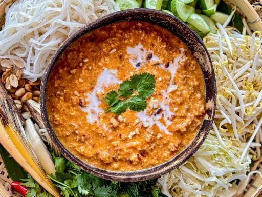 Mee Ka Tee Recipe (Thai Red Curry Soup)