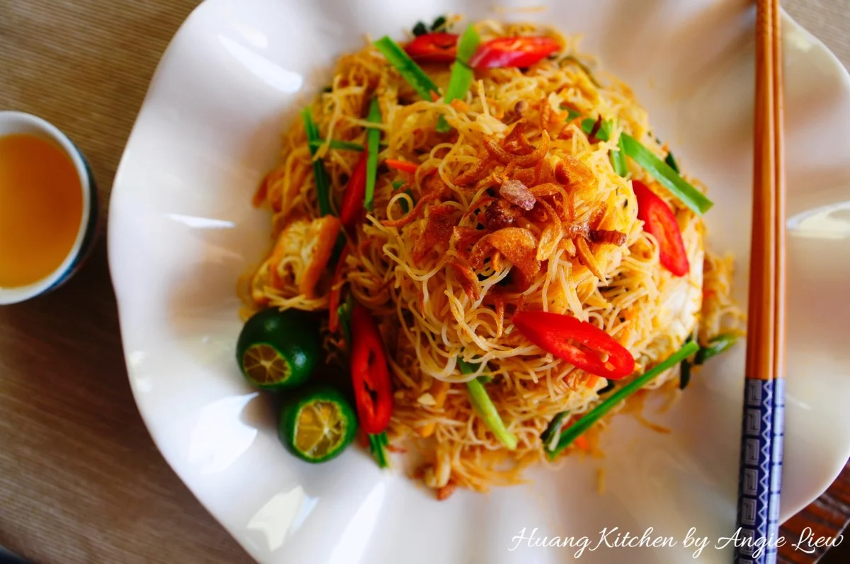 Tom Yam Fried Bee Hoon (Tom Yam Fried Rice Vermicelli) 东炎炒米粉