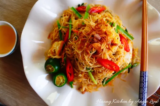 Tom Yam Fried Bee Hoon (Tom Yam Fried Rice Vermicelli) 东炎炒米粉
