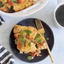 Strata de Desayuno con Brócoli y Champiñones (¡con yogur griego!)
