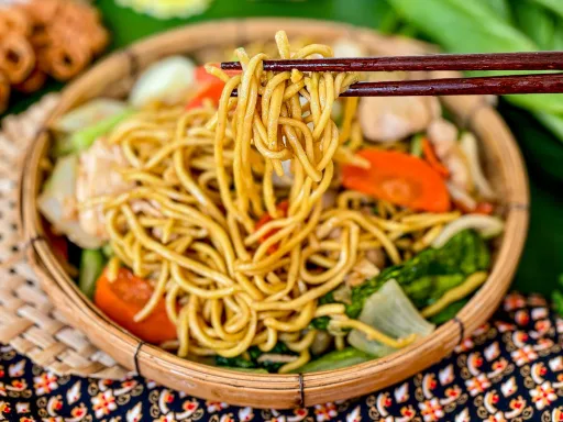 Fideos de Huevo con Pollo Salteados (Pad Mee Luang)