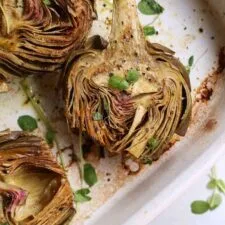 Alcachofas asadas con alioli cremoso de anacardos