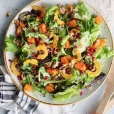 Ensalada de calabaza de invierno, farro y granada con vinagreta de chalota