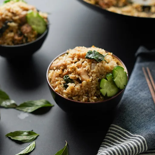 Arroz frito con albahaca y pollo al estilo tailandés