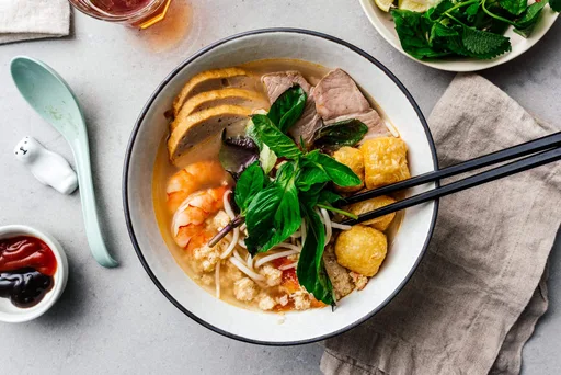 Crab noodle soup (Bún riêu)