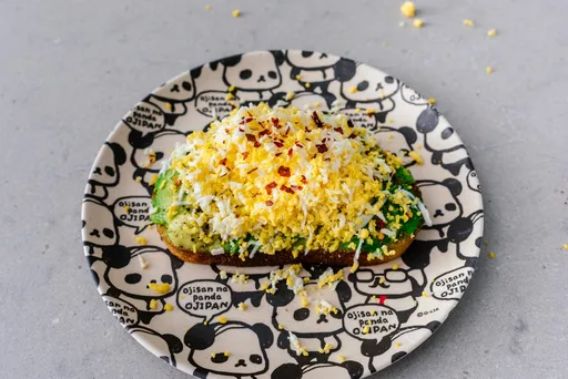Tostada de huevo rallado