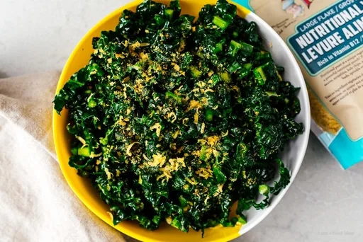 Ensalada vegana de kale con levadura nutricional