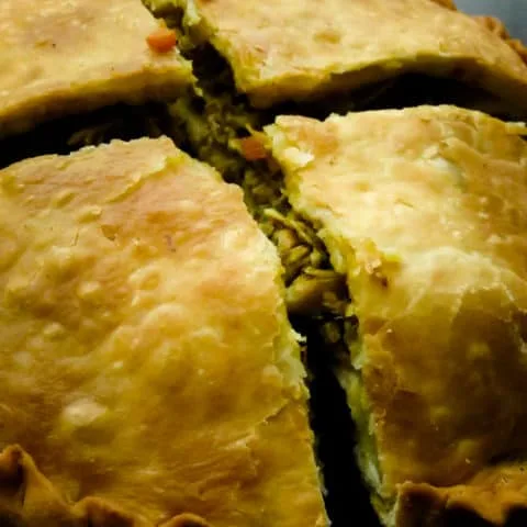 Adukku roti de Sri Lanka (pasteles de crepes de pollo en capas).