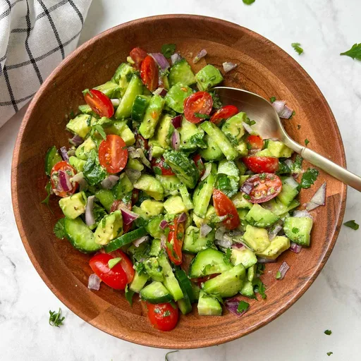 Ensalada de aguacate, pepino y tomate