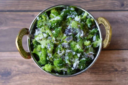 Receta de brócoli poriyal (salteado de brócoli con coco fresco)