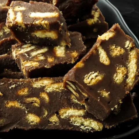 Tarta de galletas de chocolate sin horno con leche condensada