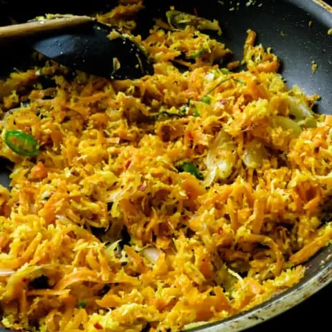 Salteado de zanahoria rallada y coco de Sri Lanka (mallum)