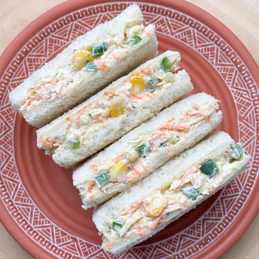 Sándwich de verduras con queso crema