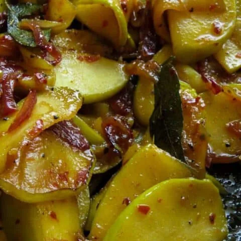 Salteado fácil de manzana y cebolla (vegano, vegetariano).
