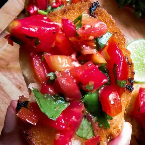 Bruschetta picante de tomate, chile rojo y cilantro.