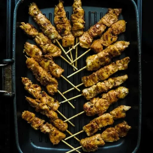 Brochetas de pollo de Oriente Medio a la sartén (shish taouk).