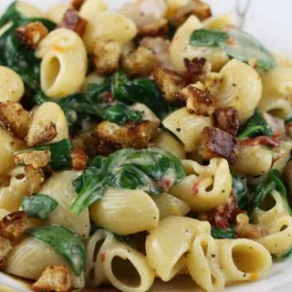 Pasta con mascarpone, pollo, tomates secos y espinacas