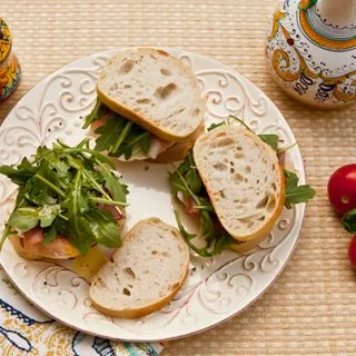 Panini de Prosciutto, Mozzarella Fresca, Tomate y Rúcula