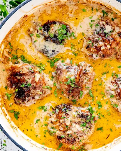 Pollo bañado en salsa