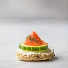 Sándwiches de té de salmón ahumado