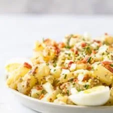 Ensalada de patata cremosa con tocino