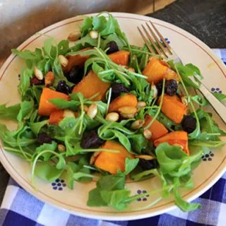 Ensalada de calabaza asada, rúcula y cerezas secas
