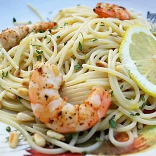 Pasta al limón con gambas a la parrilla