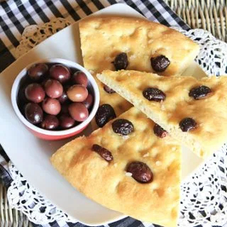 Focaccia de aceitunas negras