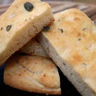 Focaccia de parmesano y salvia