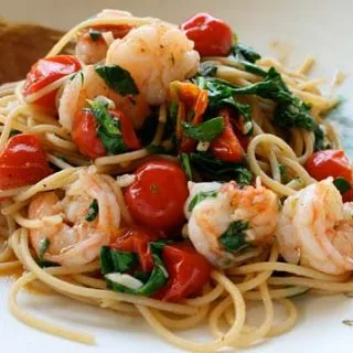 Espaguetis con gambas al chile y tomates