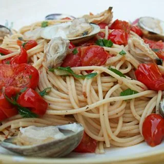 Espaguetis con almejas y tomates cherry