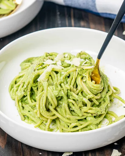 Pasta cremosa de aguacate y espinacas