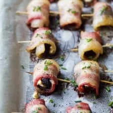 Higos rellenos envueltos en tocino