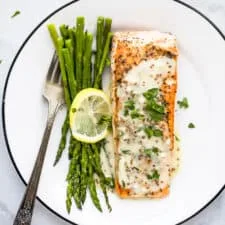 Salmón a la sartén con salsa cremosa de Dijon