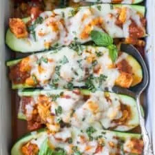 Calabacines rellenos estilo pollo a la parmesana