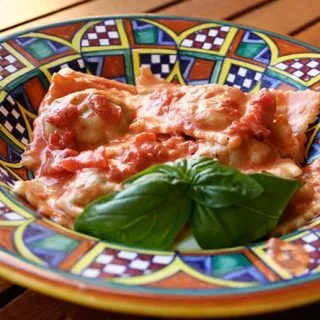 Raviolis de Salchicha y Espinacas con Salsa de Tomate y Nata