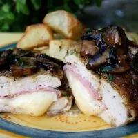 Pechugas de pollo rellenas en salsa de vino Marsala y champiñones