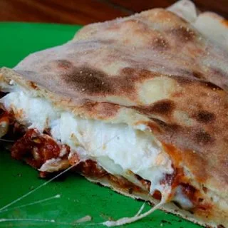 Calzone de Salchicha y Berenjena