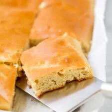 Panquecas proteicas de forno na assadeira