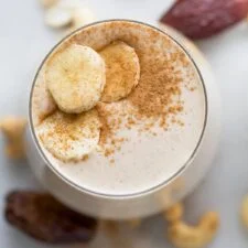 Batido de vainilla y dátiles rico en proteínas