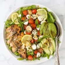Ensalada de pollo caprese con aguacate