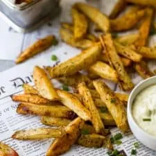 Patatas fritas crujientes al horno con alioli de ajo asado