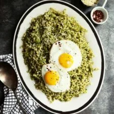Pasta de brunch con coles de Bruselas