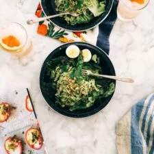 Ensalada de pasta con pesto de kale