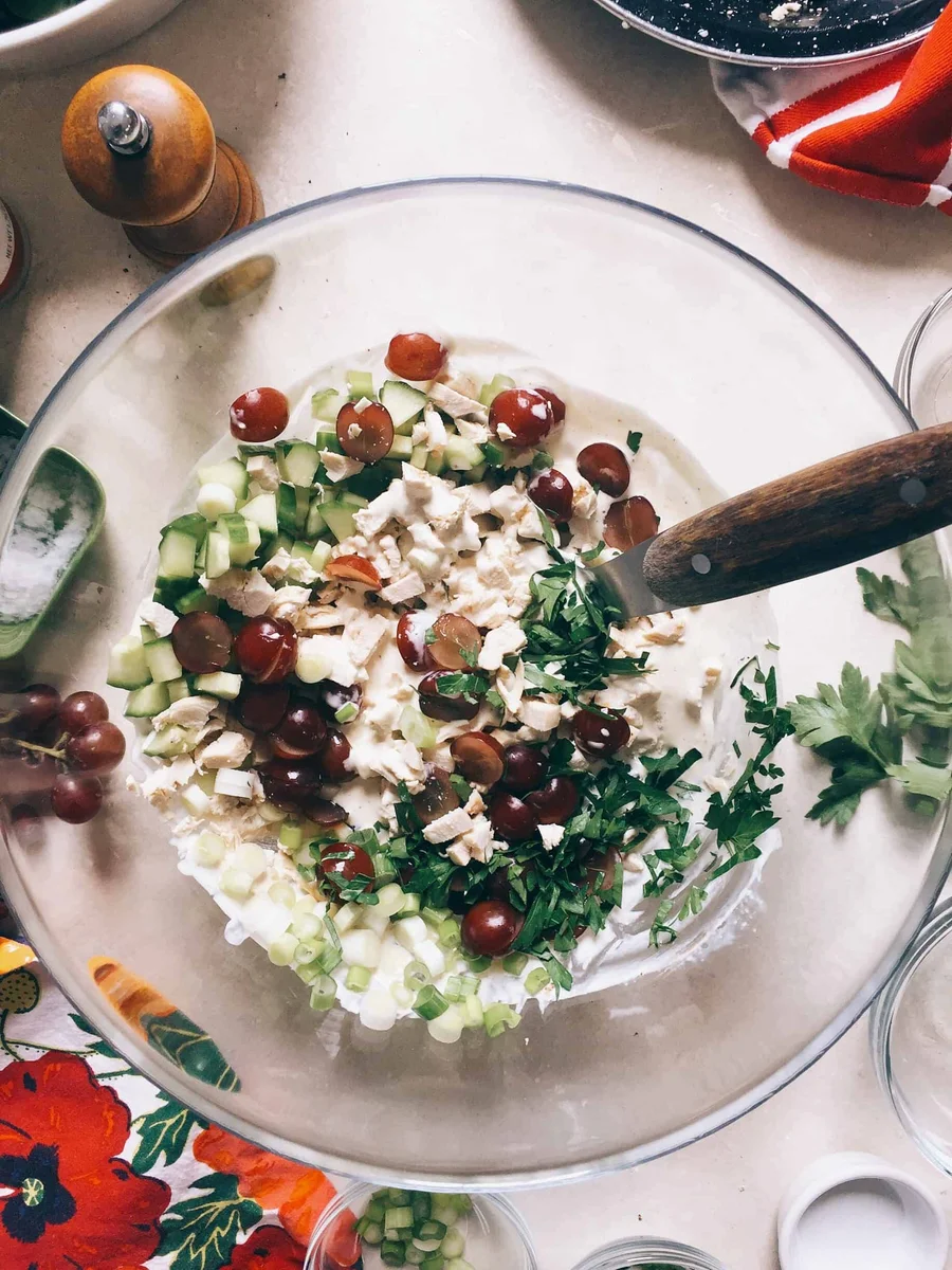 Ensalada de pollo con uvas y hierbas