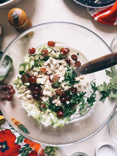 Ensalada de pollo con uvas y hierbas