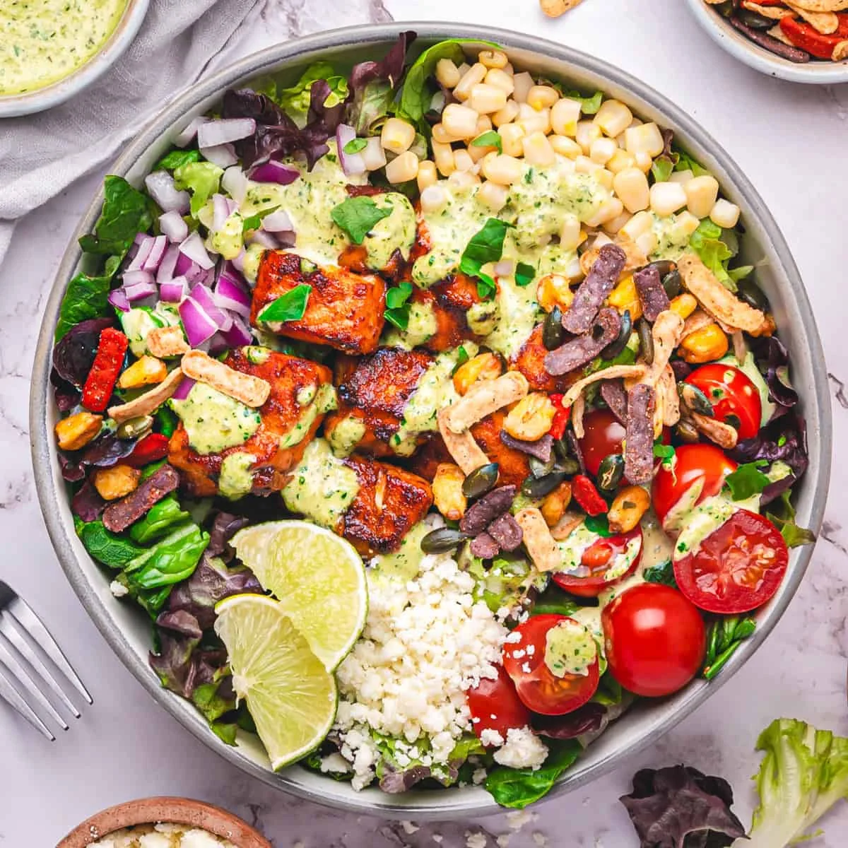 Insalatona estiva con salmone, mais, Cotija e ranch affumicata al poblano