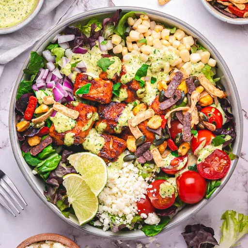 Insalatona estiva con salmone, mais, Cotija e ranch affumicata al poblano